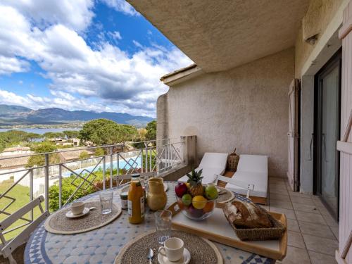 un patio avec une table et des chaises sur un balcon dans l'établissement Apartment Casetta Bianca by Interhome, à Porto-Vecchio