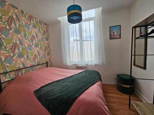 une chambre avec un lit et une fenêtre dans l'établissement Appartement coeur de ville !, à Saint-Omer