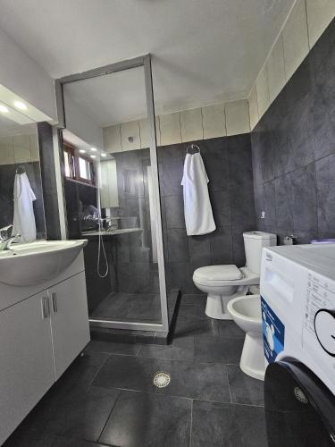 Ένα μπάνιο στο Lemon Garden Apartment-Hot Tub Jacuzzi