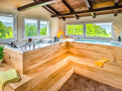 een groot bad in een kamer met 2 ramen bij Holiday Home Gorski Hedon by Interhome in Čabar