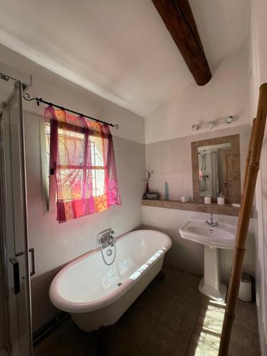 une salle de bain avec une baignoire et un lavabo dans l'établissement La Boissetane, maison provençale avec piscine et jardin, au pied du Luberon, à Saint-Martin-de-Castillon