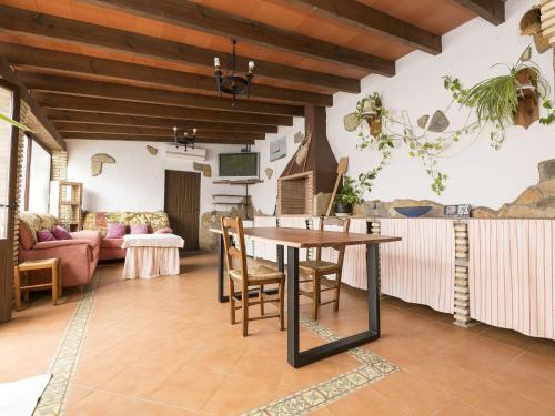 een woonkamer met een tafel en een bank bij Holiday Home Vereda Cádiz Conil by Interhome in Chiclana de la Frontera