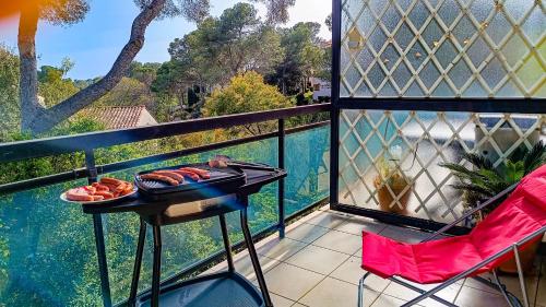 - un barbecue sur un balcon avec vue sur la piscine dans l'établissement VILLA REIALA Saint-Raphaël, à Saint-Raphaël