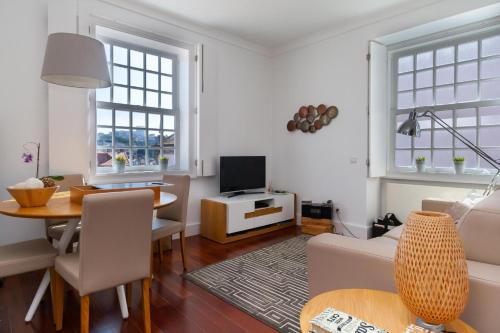 - un salon avec une table et un canapé dans l'établissement GuestReady - Ribeira Apt in Porto center, à Porto