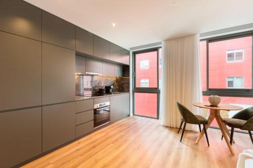 a kitchen with a table and chairs in a room at GuestReady - Stylish studio in Gaia in Vila Nova de Gaia
