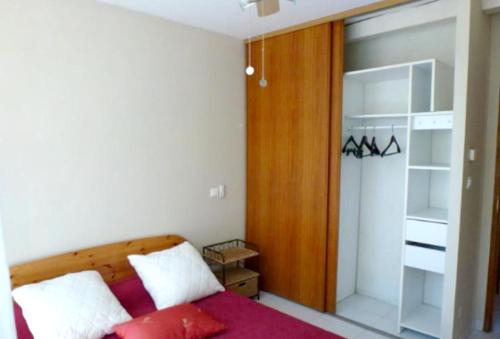 Ένα ή περισσότερα κρεβάτια σε δωμάτιο στο Charmante maison avec piscine à Saint-Hippolyte-le-Graveyron 46 m² !