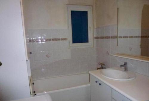 Ένα μπάνιο στο Charmante maison avec piscine à Saint-Hippolyte-le-Graveyron 46 m² !