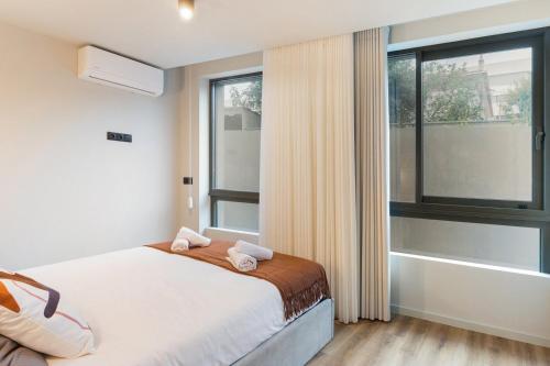 a bedroom with a bed with two towels on it at GuestReady - Khaki Roof in Santo Ovídio