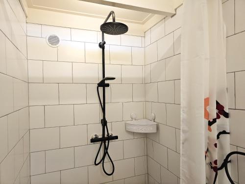 una ducha con cabezal de ducha en un baño en Vakantiehuis Gapinge GA03 met omheind terras, en Gapinge