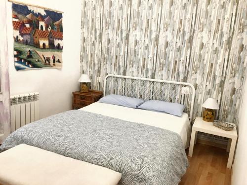 1 dormitorio con 1 cama con almohadas azules en 3 bedrooms house with enclosed garden and wifi at El Poyo del Cid, en El Poyo
