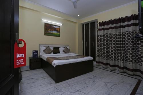 Säng eller sängar i ett rum på Collection O Hotel Dream Residency