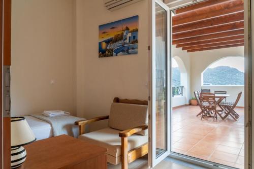 a living room with a chair and a table at Villa Sunlights Bali in Balíon