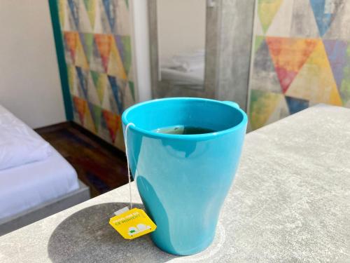 una taza azul sobre una mesa con una etiqueta de precio en Amber Terrace Studios Downtown en Budapest