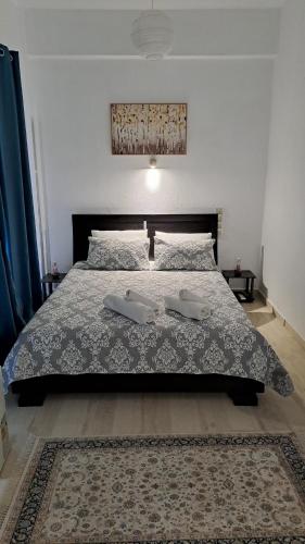 - une chambre avec un lit et 2 oreillers dans l'établissement KONSTANTINA Rental Rooms, à Menídion