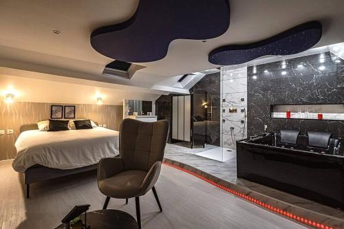 - une chambre avec un lit et une salle de bains dans l'établissement Loft Évasion luxe Jacuzzi, à Reims