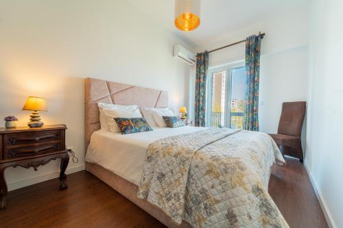 - une chambre avec un lit, une chaise et une fenêtre dans l'établissement Casa Pedro Porto, à Porto