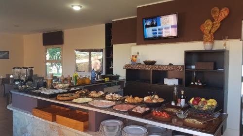 una línea de buffet con muchos tipos diferentes de comida en B&B Villa Valentina, en Taormina