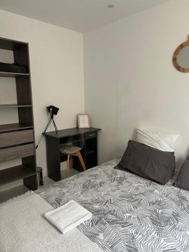 une chambre avec un lit et un bureau dans l'établissement Location In private security residence with free parking, 1 minute from tramway, 9 minutes from de center, accessible all transports, à Nice