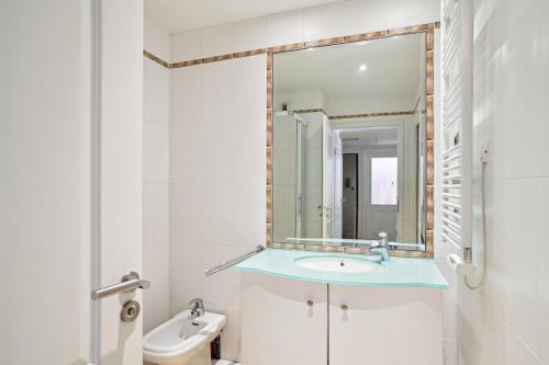 une salle de bain avec un lavabo et un miroir dans l'établissement Superbe appart Cannes bord de plage avec piscine, à Cannes