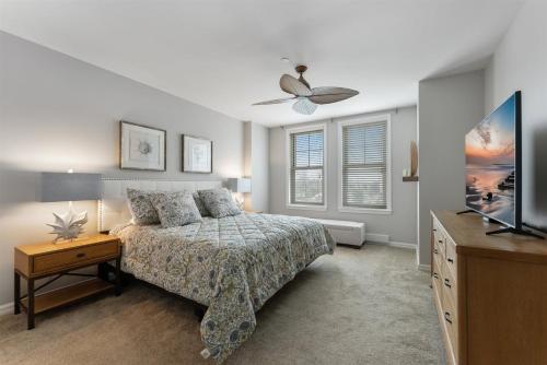 1 dormitorio con 1 cama y TV en Residence 102 At The Grand, en Wildwood