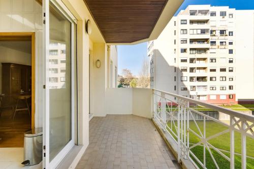een balkon met uitzicht op een gebouw bij GuestReady - Gorgeous residence in Foz in Porto