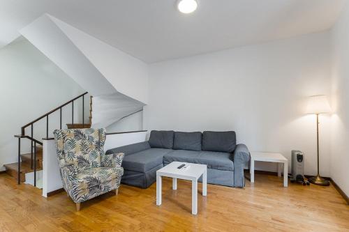 un soggiorno con divano e tavolo di GuestReady - Modern Duplex, Neo-Classical Building a Porto