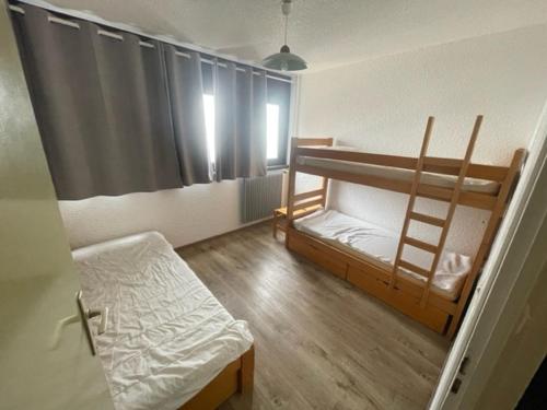 a room with two bunk beds and a window at Appartement Les Adrets-Prapoutel, 2 pièces, 5 personnes - FR-1-557-105 in Les Adrets
