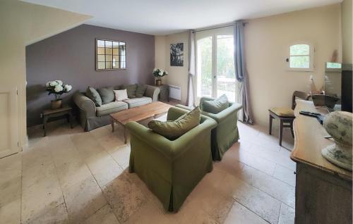 un salon avec des canapés et une table dans l'établissement 2 Bedroom Nice Home In Saint-Laurent-De-La-Ca, à Saint-Laurent-de-la-Cabrerisse