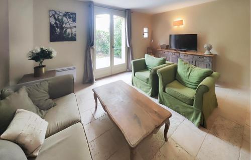 un salon avec un canapé, des chaises et une table dans l'établissement 2 Bedroom Nice Home In Saint-Laurent-De-La-Ca, à Saint-Laurent-de-la-Cabrerisse