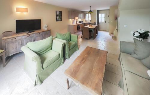 un salon avec deux chaises et une table basse dans l'établissement 2 Bedroom Nice Home In Saint-Laurent-De-La-Ca, à Saint-Laurent-de-la-Cabrerisse