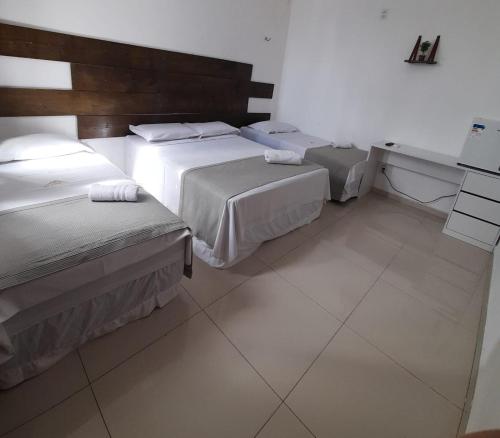 um quarto de hotel com duas camas e uma secretária em Central Palace Hotel em Fortaleza
