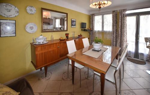 a dining room with a table and a mirror at Awesome Home In Moustiers-Sainte-Marie in Moustiers-Sainte-Marie