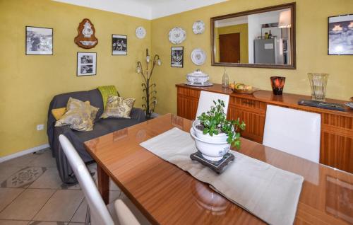 un salon avec une table et un canapé dans l'établissement Awesome Home In Moustiers-Sainte-Marie, à Moustiers-Sainte-Marie