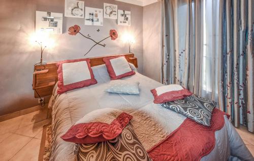 una camera da letto con un grande letto con cuscini di Lovely Home In Moustiers-sainte-marie With Kitchen a Moustiers-Sainte-Marie