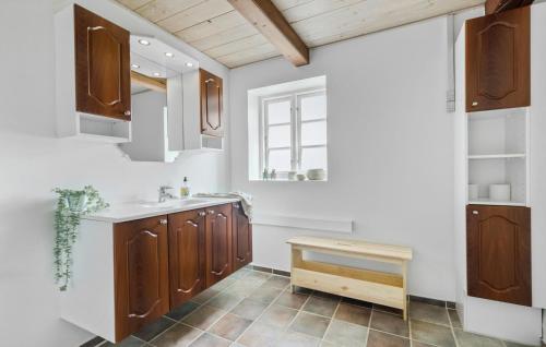 baño con armarios de madera y lavamanos en 2 Bedroom Beautiful Apartment In Kolind en Kolind