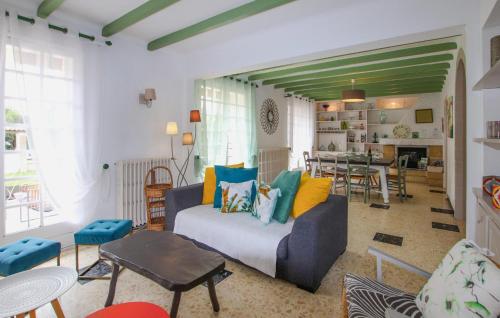 un salon avec un canapé et une table dans l'établissement Awesome Home In Tulette With Wifi, à Tulette