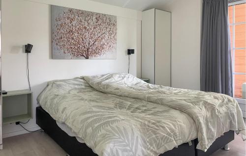 ein Schlafzimmer mit einem Bett und einem Wandgemälde in der Unterkunft Buitengoed Het Lageveld - 93 in Hoge-Hexel