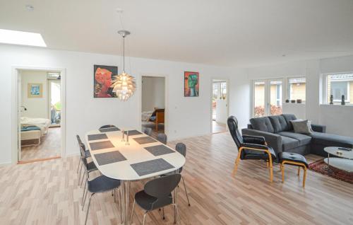 Gallery image of 4 Bedroom Stunning Home In Glesborg in Glesborg