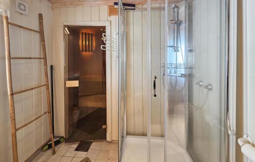 um chuveiro com uma porta de vidro na casa de banho em Stunning Home In Fl With Wifi em Eggedal
