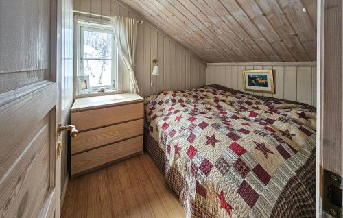 ein kleines Schlafzimmer mit einem Bett und einem Fenster in der Unterkunft Stunning Home In Fl With Wifi in Eggedal