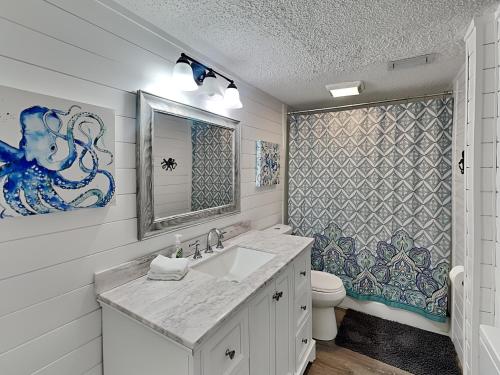 uma casa de banho com um lavatório e um WC em Madeira Beach Yacht Club 343h em St Pete Beach