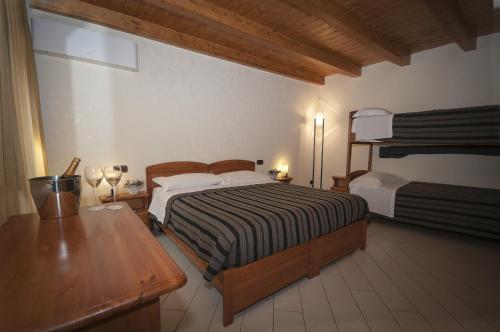 ヴェトラッラにあるLocanda Dal Sor Francescoのベッドルーム1室(ベッド1台、木製テーブル付)