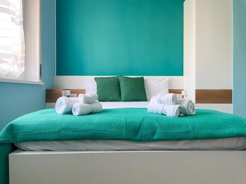 um quarto com uma cama com toalhas em B&B LIBRA rooms & suite em Salerno