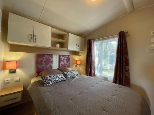 une chambre avec un lit et une fenêtre dans l'établissement Bungalow vue mer / Terrasse panoramique / parking, à Gassin