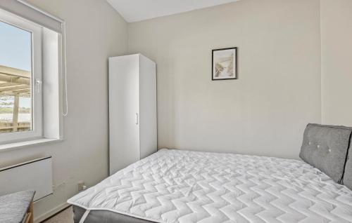 Habitación blanca con cama y ventana en Nice Home In Broager With Kitchen, en Broager