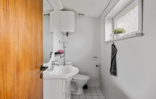 Baño pequeño con aseo y lavamanos en Nice Home In Broager With Kitchen, en Broager