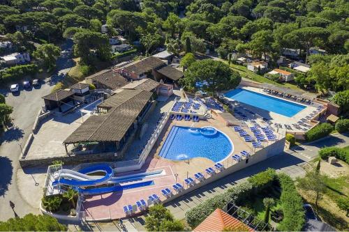 une vue aérienne d'un complexe avec piscine dans l'établissement Bungalow vue mer / Terrasse panoramique / parking, à Gassin