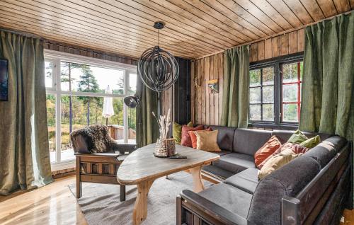 Χώρος καθιστικού στο Awesome Home In Setskog With Lake View