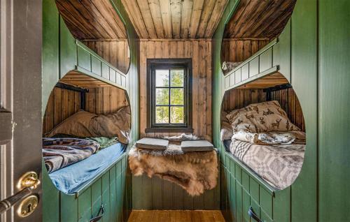 una camera con due letti a castello in una casa di Stunning Home In Setskog With Lake View 