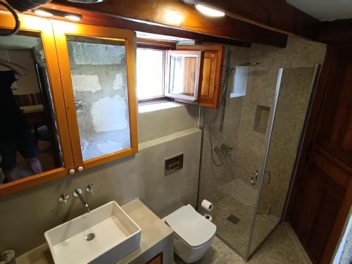 y baño con ducha, lavabo y aseo. en Stone House, en Bodrum City